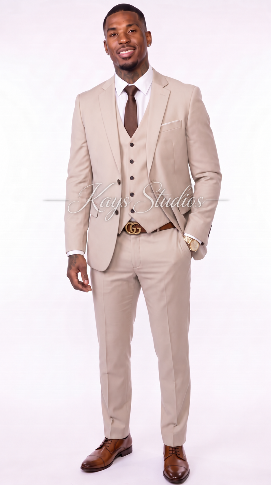 Outfit 5: Max in beige three-piece suit
